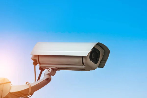 户外监控摄像头 Ip闭路电视摄像机的安装采用了防水罩 以家庭安全系统的概念来保护摄像机 — 图库照片