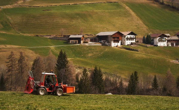 農場の近くの田舎道を移動する農場トラクター — ストック写真