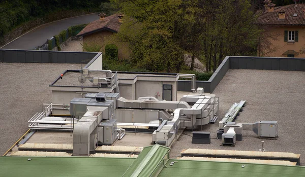 ビル屋上の空調システム 近代的な建物の上のHvac機器 — ストック写真