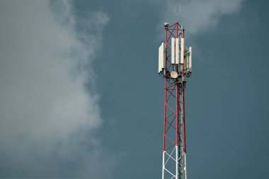 LTE gelişmiş, 4G ve 5G ağı. Ağ bağlantısı iş geçmişi. Telekomünikasyon kulesi. farklı cep telefonları, radyo ve televizyon operatörleri