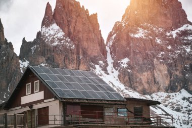 Sürdürülebilir gelecek kavramı. Solar çatı kurulum şirketi. Güneş Panelleri ve Fotovoltaik.