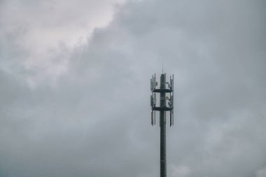 Kırsal Manzara 'daki baz istasyonu. Topluluklar 5G ve 4G ağlarına bağlanıyor. Cep telefonu için LTE İnternet kulesi