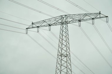 Güç iletim hattı. Endüstriyel geçmiş. Tepedeki hattın güç kolonları