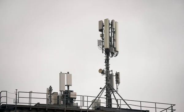 Makro Stasyonu Telekomünikasyon Kulesi Gelişmiş Hücresel Radyo Modülleri Akıllı Antenleri — Stok fotoğraf