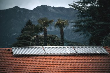 Verimli Solar Su Isıtma. Solar Hot Water System çatıda. Güneşten gelen sıcak su. Sürdürülebilir Güneş Çözümü.