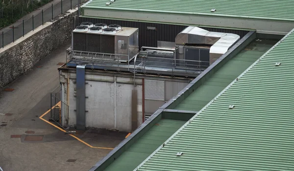最新のHvacシステムビルの屋上に設置されています 空調設備 — ストック写真
