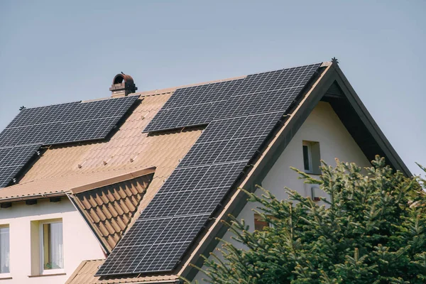 Solución Energía Ecológica Con Paneles Solares Una Casa Residencial Moderna —  Fotos de Stock