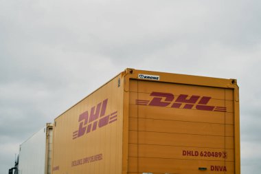 Polonya Avrupa 17.04.2023. DHL dağıtım kamyonu otoyolda..