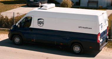 Polonya Avrupa 11.05.2023 UPS Sağlık Hizmetleri beyaz ve mavi minibüsü ülke tarafına park etti. Kırsal alanda tek aile evleri.