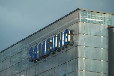 08.04.2023 Avrupa - Ofiste Samsung imzası. Samsung Grubu dünyanın en büyük elektronik şirketlerinden biridir..