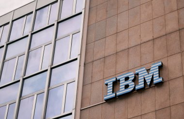 Lugano, İsviçre - 12.04.2023 IBM Müşteri Merkezi binasını süsleyen IBM logosu. IBM, Amerika Birleşik Devletleri 'nin çok uluslu teknoloji ve danışmanlık şirketidir..