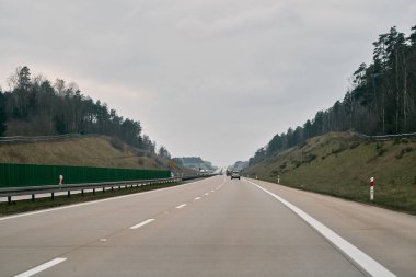 Çok şeritli otoyol. Asfalta beyaz boya sürülmüş yol işaretleri. Otobanı boşalt.