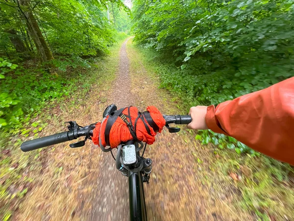 Cykla Sommartur Förstaperson View Cyclist Omfamna Naturen Håller Cykelstyre Med — Stockfoto