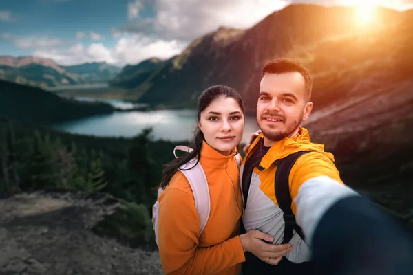 Adventure Love Young Couple Capturing Memorable Moments Travel Selfie Selfie — Stock Photo, Image