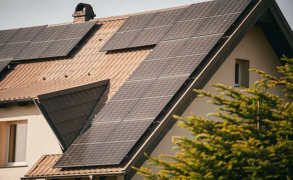 Solução Energia Ecológica Com Painéis Solares Uma Casa Residencial Moderna — Fotografia de Stock