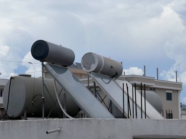 Verimli Solar Su Isıtma. Solar Hot Water System çatıda. Güneşten gelen sıcak su. Sürdürülebilir Güneş Çözümü.