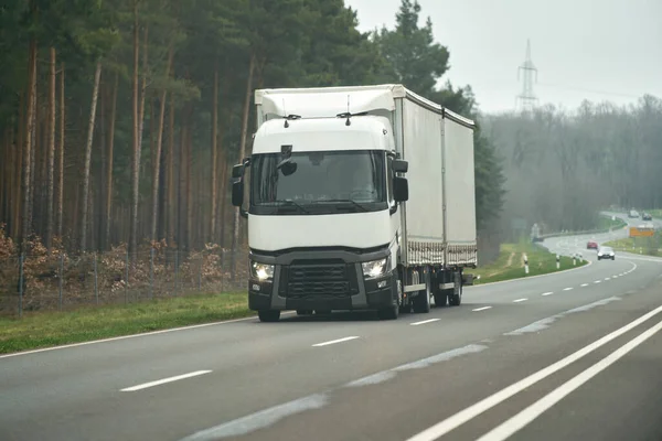Europese Logistiek Reis Door Snelwegen Moderne Vrachtwagens Veroveren Wegen Leveren — Stockfoto