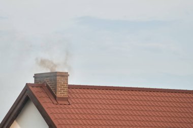 Kışın modern bir evin bacasından siyah duman çıkar. Katı yakıtla ısıtılıyor. Çevre kirliliği kavramı
