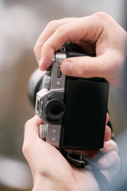 Açık havada fotoğraf çeken bir adam. Alplerde seyahat. Kamera maketi