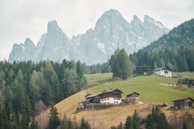 Büyüleyici Dolomitler. İtalya, Avrupa 'daki Dolomite Alpleri' nin nefes kesici zeminine karşı Sihirli Dağ Köyü