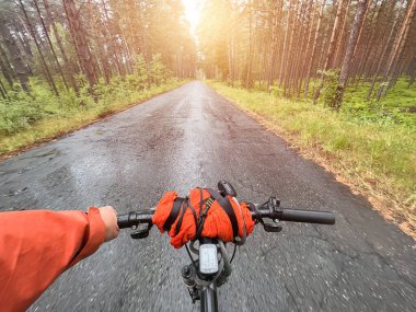 Motosiklet gidonu yakın plan. Dışarıda bisiklet sürme kavramı
