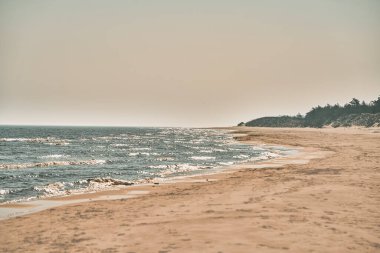 Sabahleyin boş deniz kıyısı. Baltık Denizi kumsalı. Tatil kavramı.