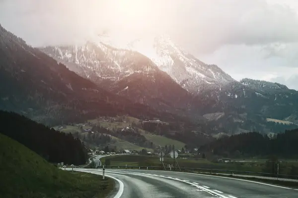 Görkemli Dağ Manzaraları Gelmenin Heyecanı Arabadan Büyüleyici Bir Alp Manzarası — Stok fotoğraf