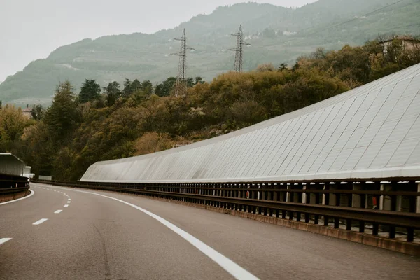 Moduły Słoneczne Włoskiej Autostradzie Autostrady Słoneczne Stanowią Barierę Dźwiękową Wzdłuż — Zdjęcie stockowe