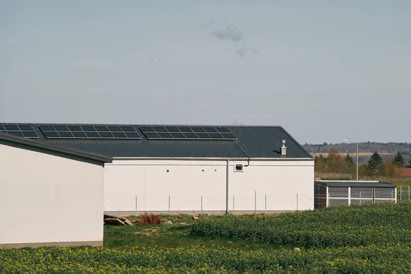 Soluzione Energetica Ecologica Con Pannelli Solari Una Moderna Casa Residenziale — Foto Stock