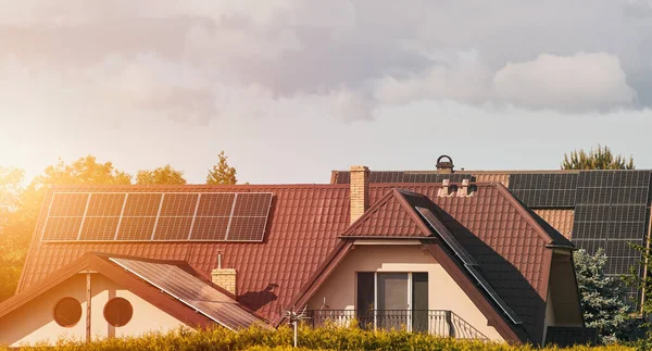 Solução Energia Ecológica Com Painéis Solares Uma Casa Residencial Moderna — Fotografia de Stock