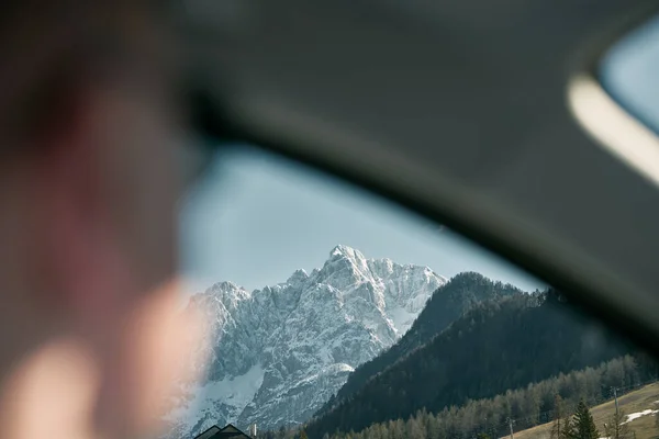 Μαγευτικά Τοπία Βουνών Thrill Arrival Captiving Alpine View Car Αγκαλιάζοντας — Φωτογραφία Αρχείου