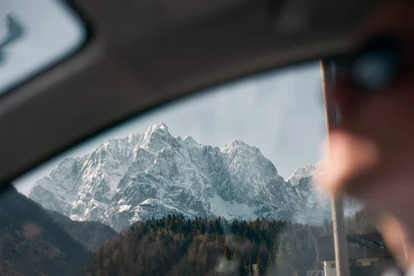 Εμπνευσμένο Alpine Adventure Ταξιδεύοντας Μέσω Majestic Ορεινά Τοπία Αυτοκίνητο Αγκαλιάζοντας — Φωτογραφία Αρχείου