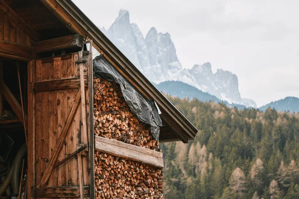 Dolomite Alpleri, Dağ. Arka planda büyülü Dolomitler olan bir köy. İtalya, Avrupa. Seyahat yerleri kavramı.