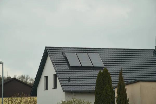 Coletor Solar Água Telhado Metal Vermelho Painel Solar Térmico Solar — Fotografia de Stock