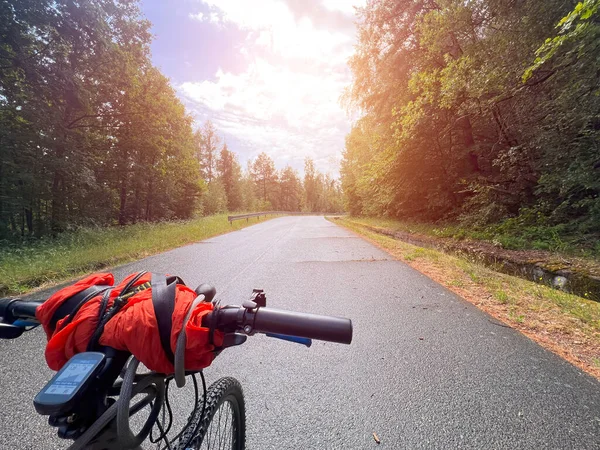 Motosiklet Gidonu Yakın Plan Dışarıda Bisiklet Sürme Kavramı — Stok fotoğraf