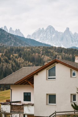 Dolomite Alpleri, Dağ. Arka planda büyülü Dolomitler olan bir köy. İtalya, Avrupa. Seyahat yerleri kavramı.