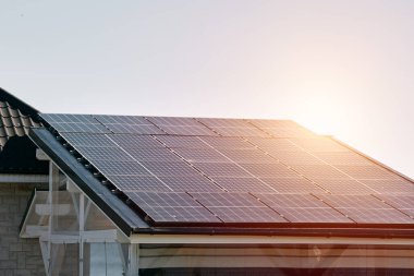 Solar Highway otoyol boyunca bir gürültü bariyeridir. Avrupa 'daki otoyollar boyunca güneş modülleri. Sürdürülebilir gelecek kavramı.