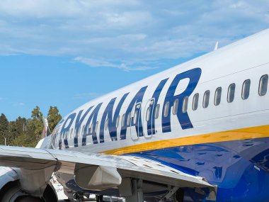 01.06.2023. Yunanistan Avrupa. Ryanair, İrlanda 'nın düşük maliyetli şirketi. Uygun fiyatlı seyahatler için ucuz havayolları. Ryanair markasıyla Boeing 737-800.