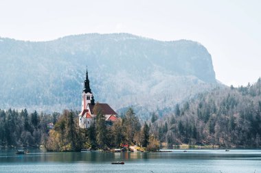 Bled Gölü 'nün muhteşem manzarası. Ada, Kilise ve Alp Dağları Arkaplanda Kale. Kan, Slovenya, Avrupa