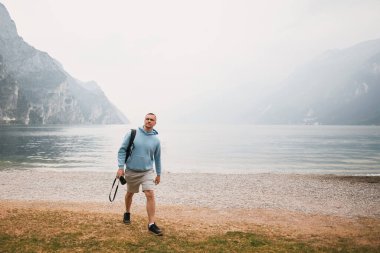 Alplerdeki fotoğrafçı. Güzel Alp dağlarında bir erkek fotoğrafçı.