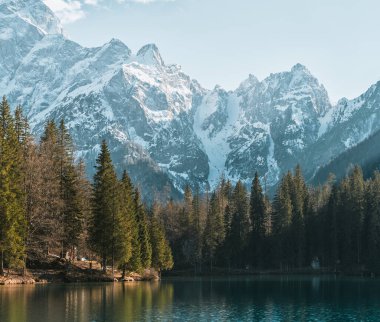 Dolomitlerdeki güzel Moraine Gölü, Alpler. Avrupa 'daki Alp Dağları' ndaki Idyllic manzarası.