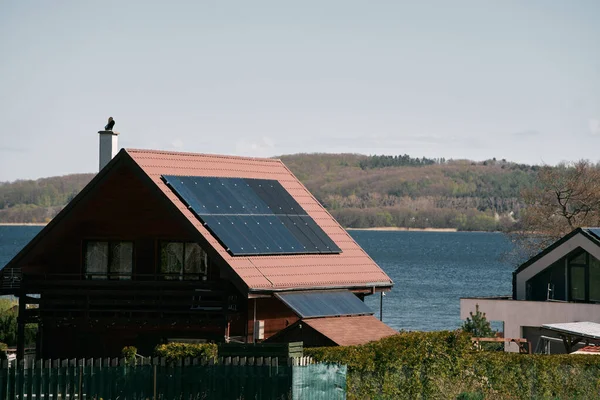 Concetto Futuro Sostenibile Società Installazione Del Tetto Solare Pannelli Solari — Foto Stock