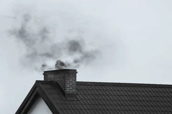 黒煙は現代の家の煙突から出てくる 地球温暖化と環境汚染の概念 固体燃料で加熱する — ストック写真