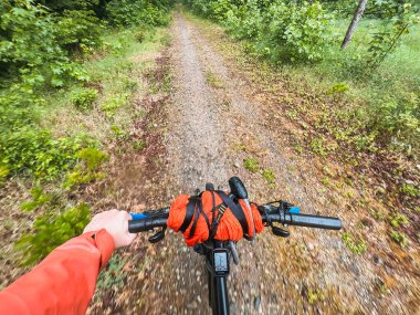 Ormana bisiklet gezisi. Bisiklet turu. Bisiklet çantalarıyla motosiklet gezisi. Şık bisiklet paketleri, bisiklet, spor kıyafetleri..