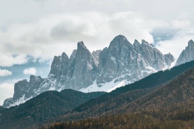 Büyüleyici Dolomitler. İtalya, Avrupa 'daki Dolomite Alpleri' nin nefes kesici zeminine karşı Sihirli Dağ Köyü
