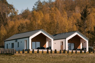 Doğada güzel bir ev. Modern kır evinin dış yüzünün fotoğrafı. Kırsal alanda yaşama kavramı.