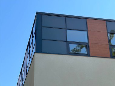 Yazın gökyüzüne karşı modern bir ofis binası. Polonya 'nın banliyösünde bina.