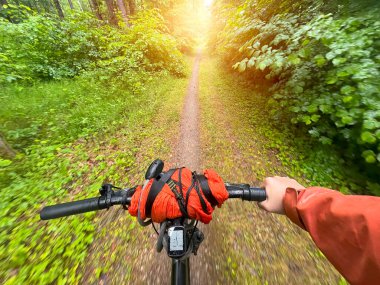 Motosiklet gidonu yakın plan. Dışarıda bisiklet sürme kavramı