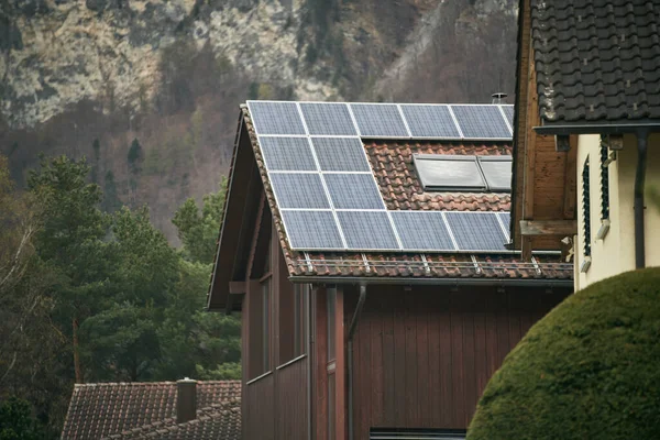 Painéis Solares Telhado Conceito Utilização Energia Fotovoltaica Zonas Rurais Rurais — Fotografia de Stock