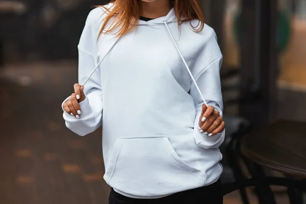 Жінка Носить Білий Светр Порожній Простір Блузці Дизайну Логотипу Маскування — стокове фото